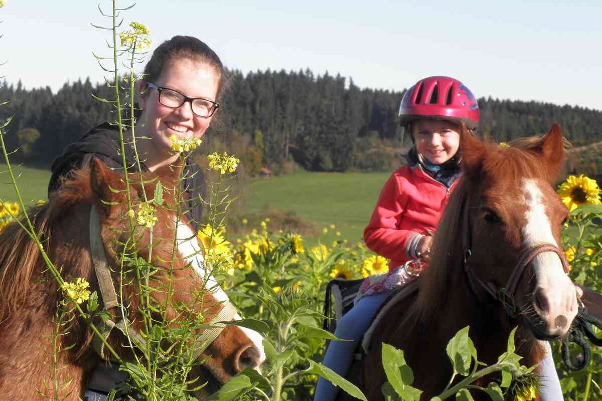 Ponyreiten auf dem Bauernhof in Bayern im Chiemgau